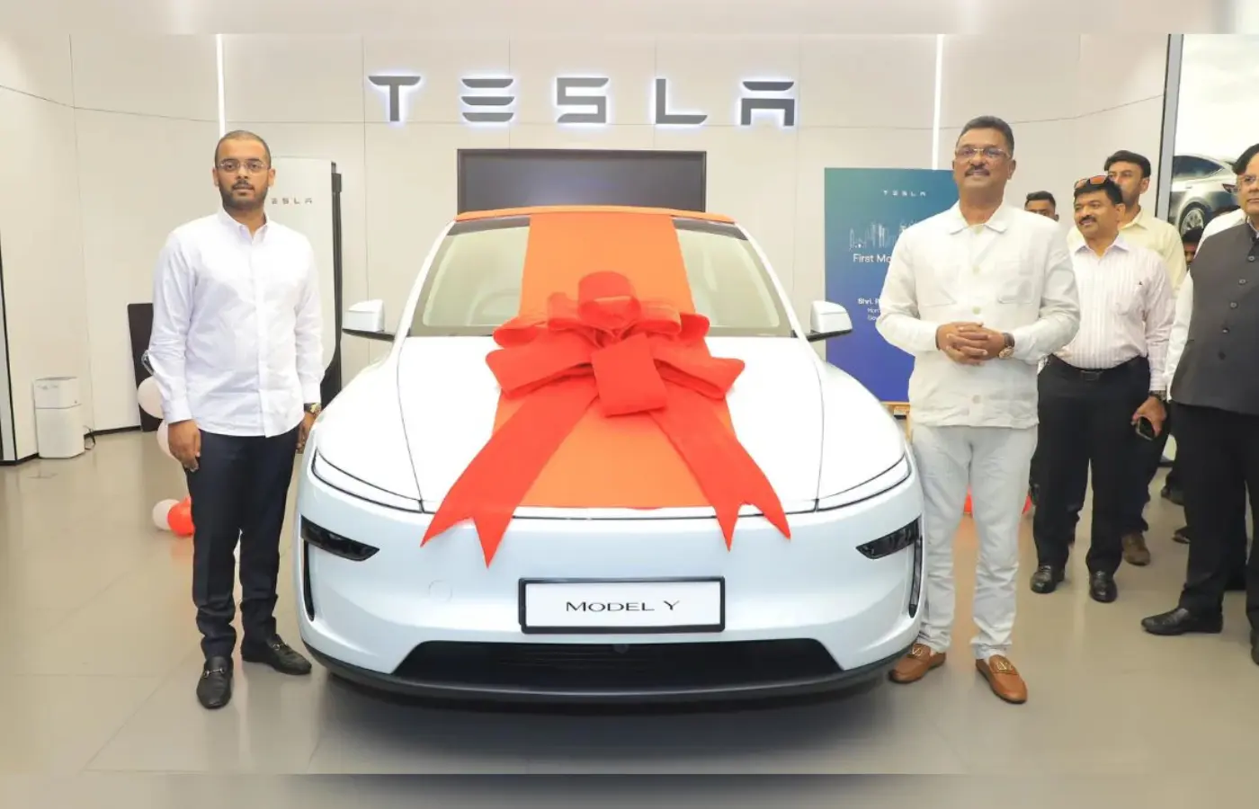 The First Tesla Model Y in India has been delivered to Sarnaik, the Transport Minister of Maharashtra. Featured Image